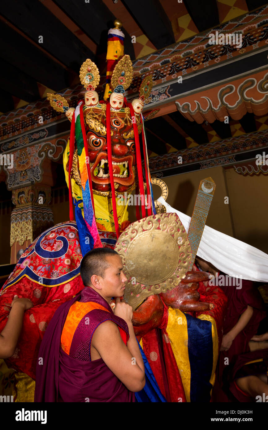 Il Bhutan, Thimpu Dzong, Tsechu annuale, i monaci preparazione Shinje Chhogyel il signore della morte Foto Stock