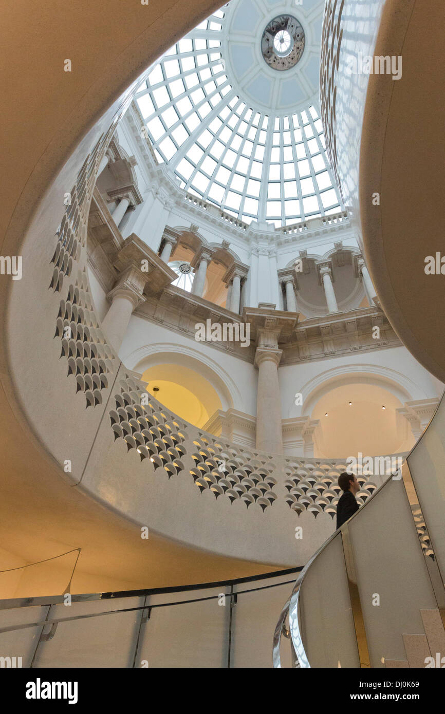 Londra, Regno Unito. Il 18 novembre 2013. La nuova Tate Britain è svelato al pubblico il 19 novembre 2013. La trasformazione della parte più antica di II grado edificio Millbank è stata effettuata da importanti architetti Caruso St John. Il £45m progetto include: riapertura dell'ingresso principale su Millbank e il sorprendente nuova scala all'interno dell'entrata si apre su accesso ai nuovi spazi pubblici al di sotto. Foto: bas/Alamy Live News Nota: solo uso editoriale. Foto Stock