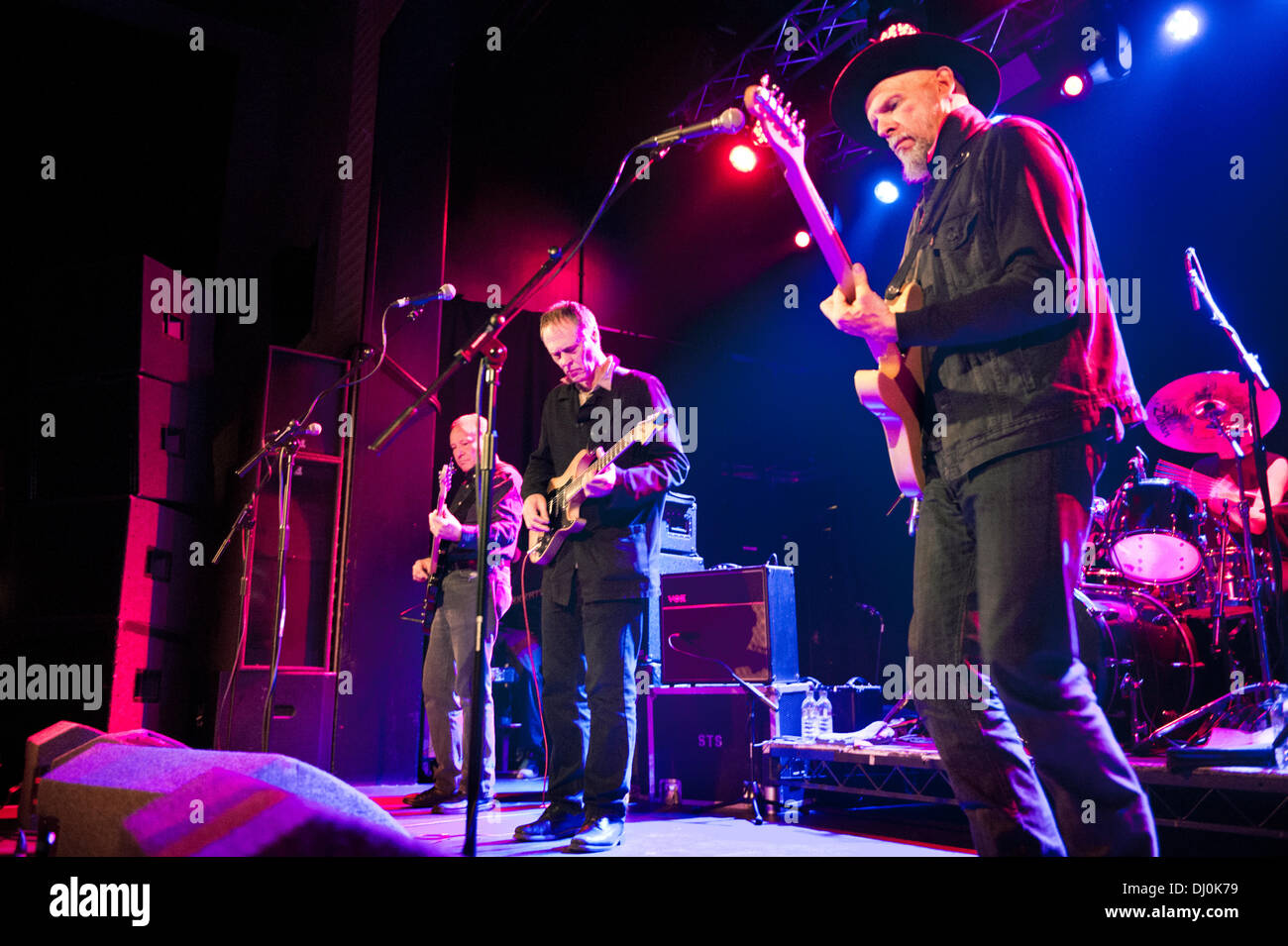 Manchester, Regno Unito. 17 novembre 2013. Noi rock band televisione in concerto a Manchester Academy. Fred Smith (bass), Tom Verlaine and Jimmy Rip, chitarre Foto Stock