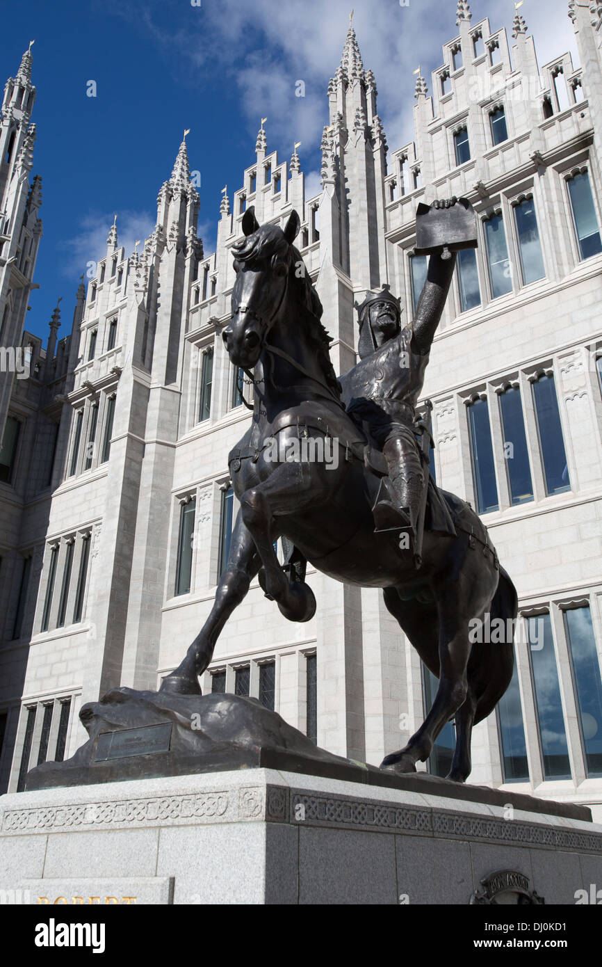 Città di Aberdeen, Scozia. La Alan Beattie Herriot statua equestre in bronzo di Re Roberto Bruce in possesso di una carta. Foto Stock