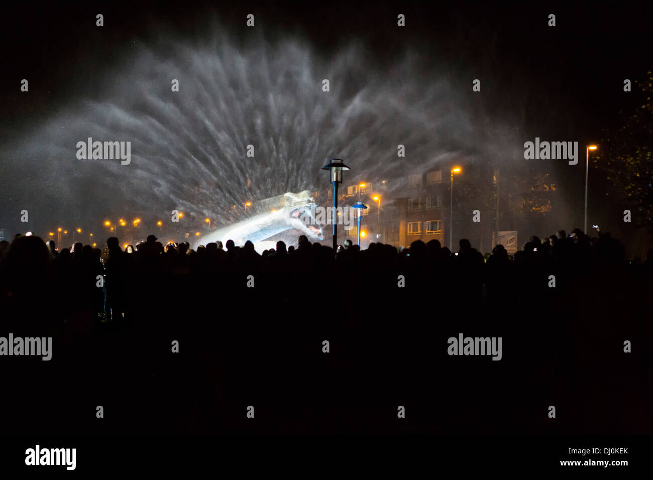 Attacco di mostri con enormi schizzi di acqua al pubblico con smart phone e telefoni cellulari al Glow light festival in Eindhoven Foto Stock