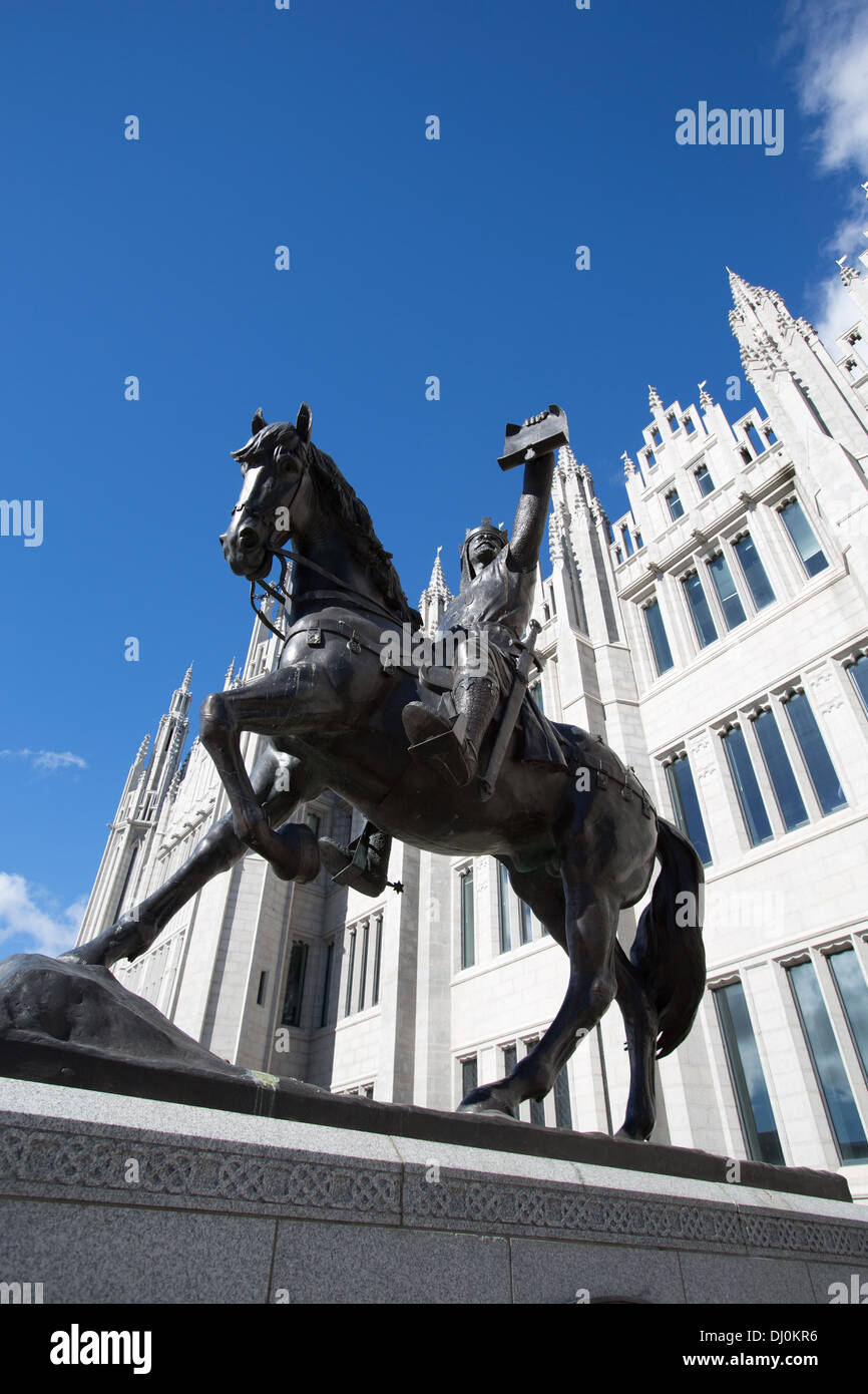 Città di Aberdeen, Scozia. La Alan Beattie Herriot statua equestre in bronzo di Re Roberto Bruce in possesso di una carta. Foto Stock
