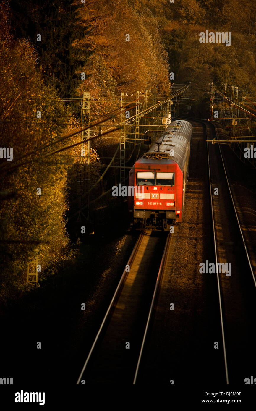 BR101 101 077-6 der DB mit IC2213 (Stralsund-Stuttgart) auf der Rollbahn (KBS385 Wanne Eikel-Hamburg KM112 2) b.Osnabrück Nov 13 Foto Stock