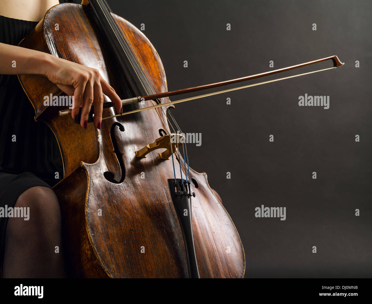 Foto di un irriconoscibile musicista femmina giocando un violoncello. Foto Stock