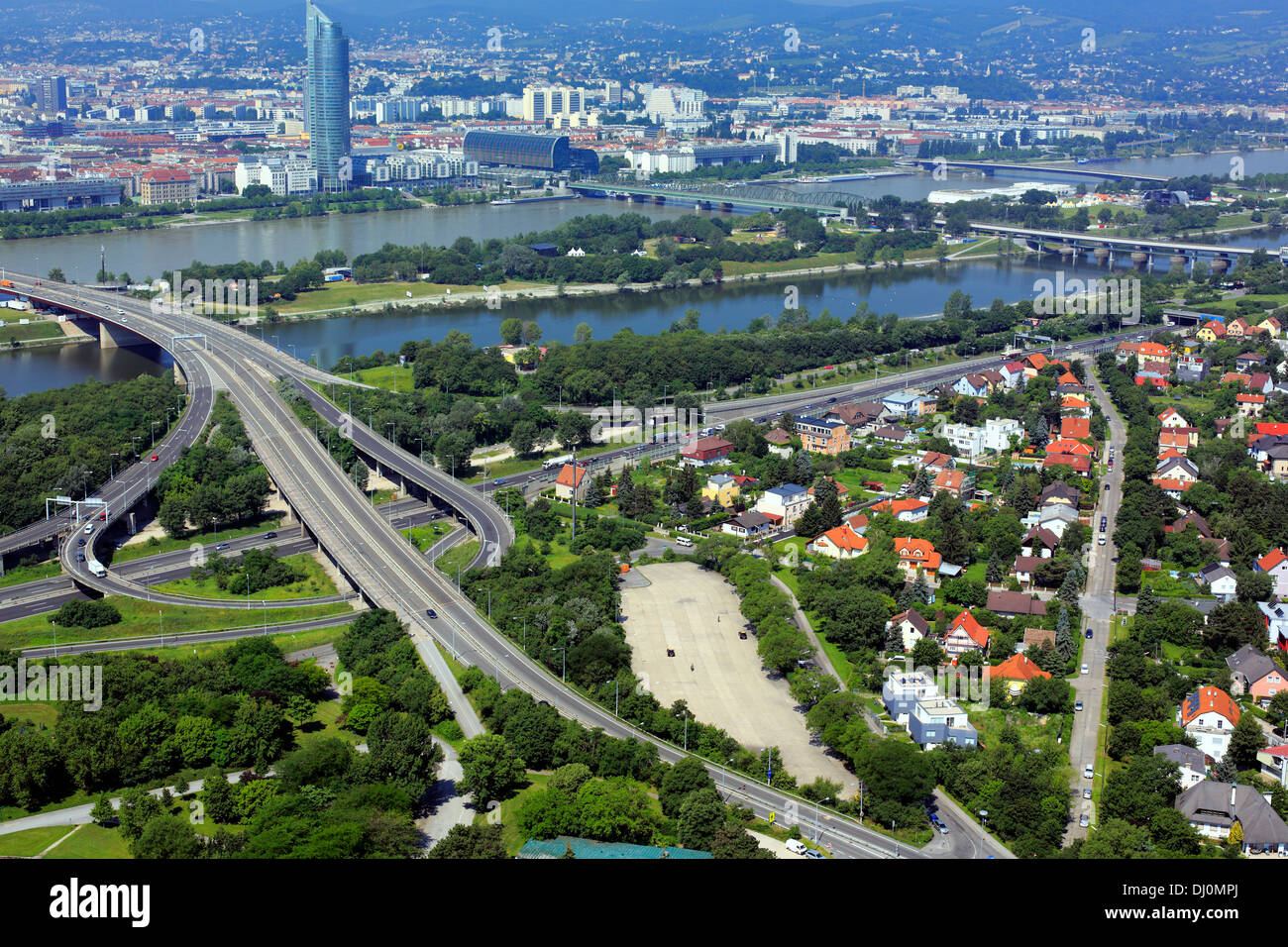 Vienna's Millenium Tower, cityscape visto dal Donauturm (Torre del Danubio), Vienna, Austria Foto Stock