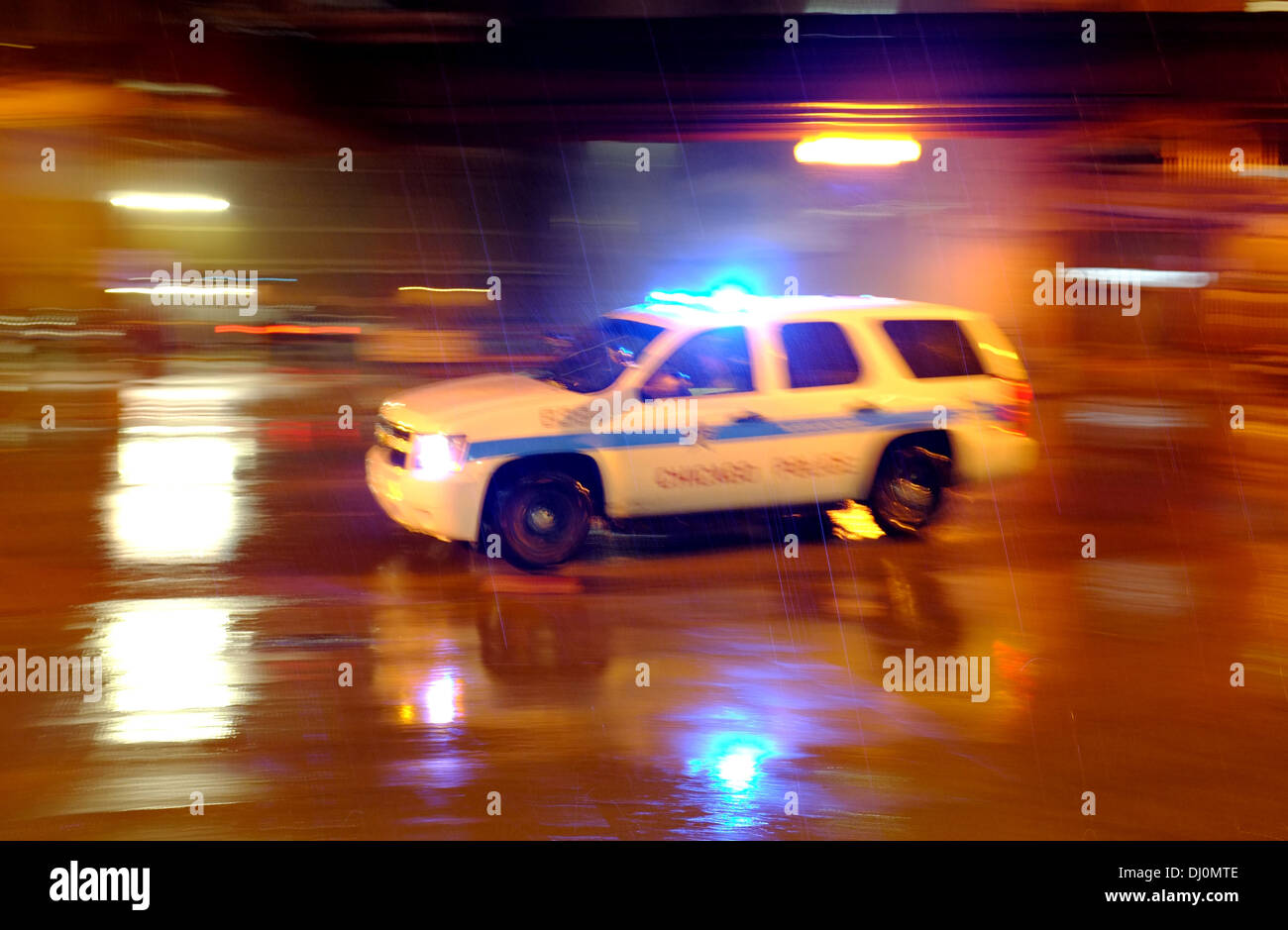 La polizia di Chicago Chevrolet Chevy Tahoe (2006 - 2014) aziona attraverso pesanti la mattina presto la pioggia luci blu lampeggiante Foto Stock