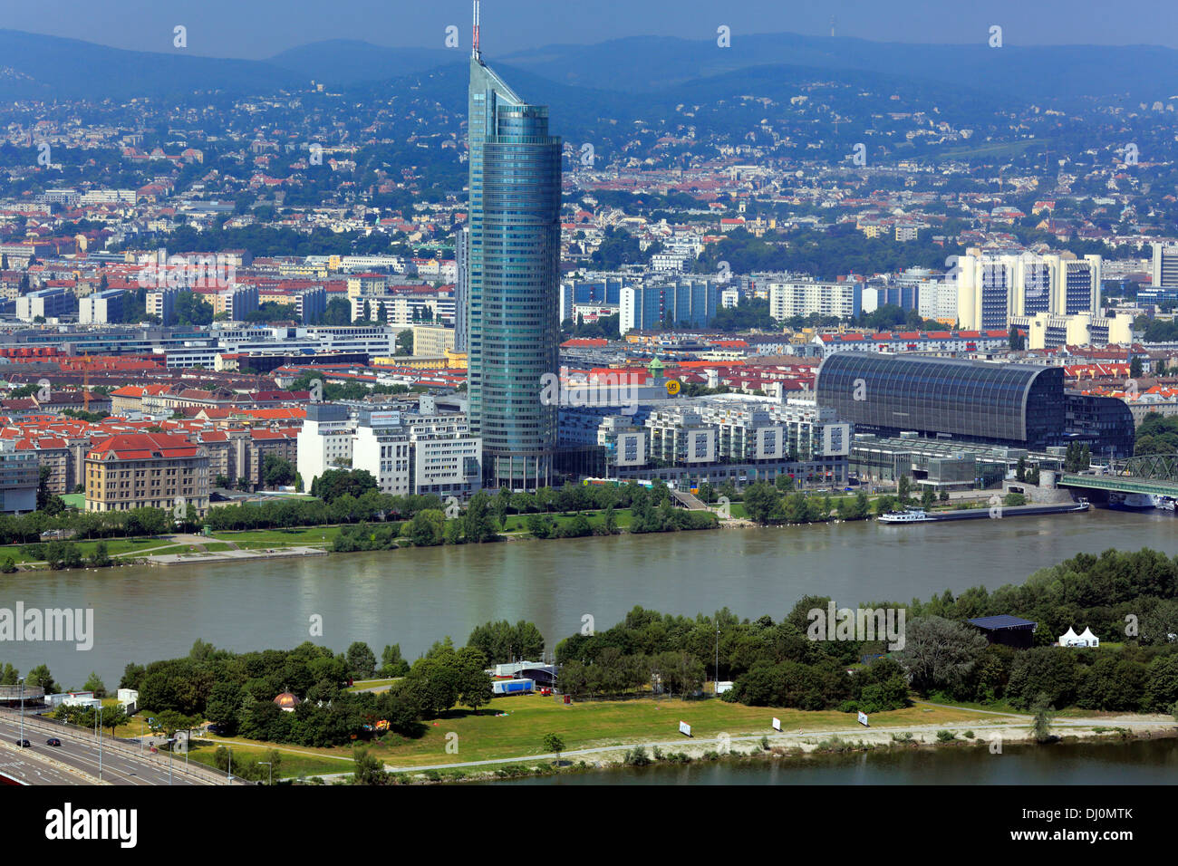 Vienna's Millenium Tower, cityscape visto dal Donauturm (Torre del Danubio), Vienna, Austria Foto Stock