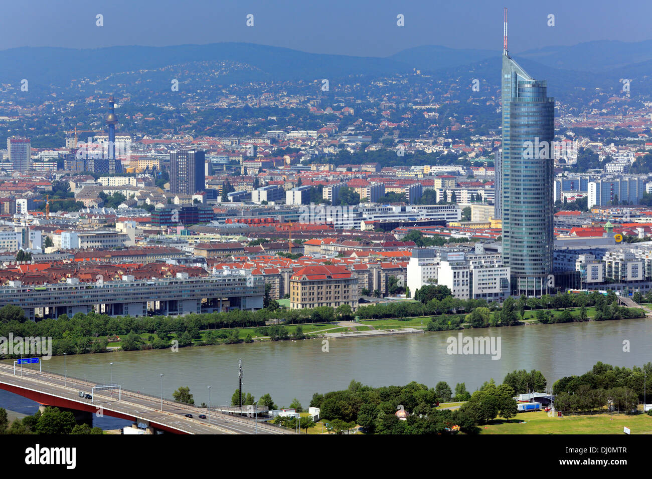 Vienna's Millenium Tower, cityscape visto dal Donauturm (Torre del Danubio), Vienna, Austria Foto Stock