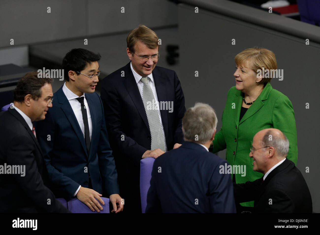 Berlino, Germania. 18 Nov 2013. Sessione plenaria per la presentazione di una dichiarazione governativa del Cancelliere federale Angela Merkel al vertice UE 'partenariato orientale? Fino al 28. /29 novembre 2013 a Vilnius, al parlamento tedesco. / Foto: Hans-Peter Friedrich (CSU), ministro tedesco dell'interno, Rösler, Ronald Pofalla (CDU), ministro tedesco della Cancelleria, Angela Merkel, cancelliere tedesco, e Gregor Gysi, presidente DI DIE LINKE nel Bundestag. Credit: Reynaldo Chaib Paganelli/Alamy Live News Foto Stock