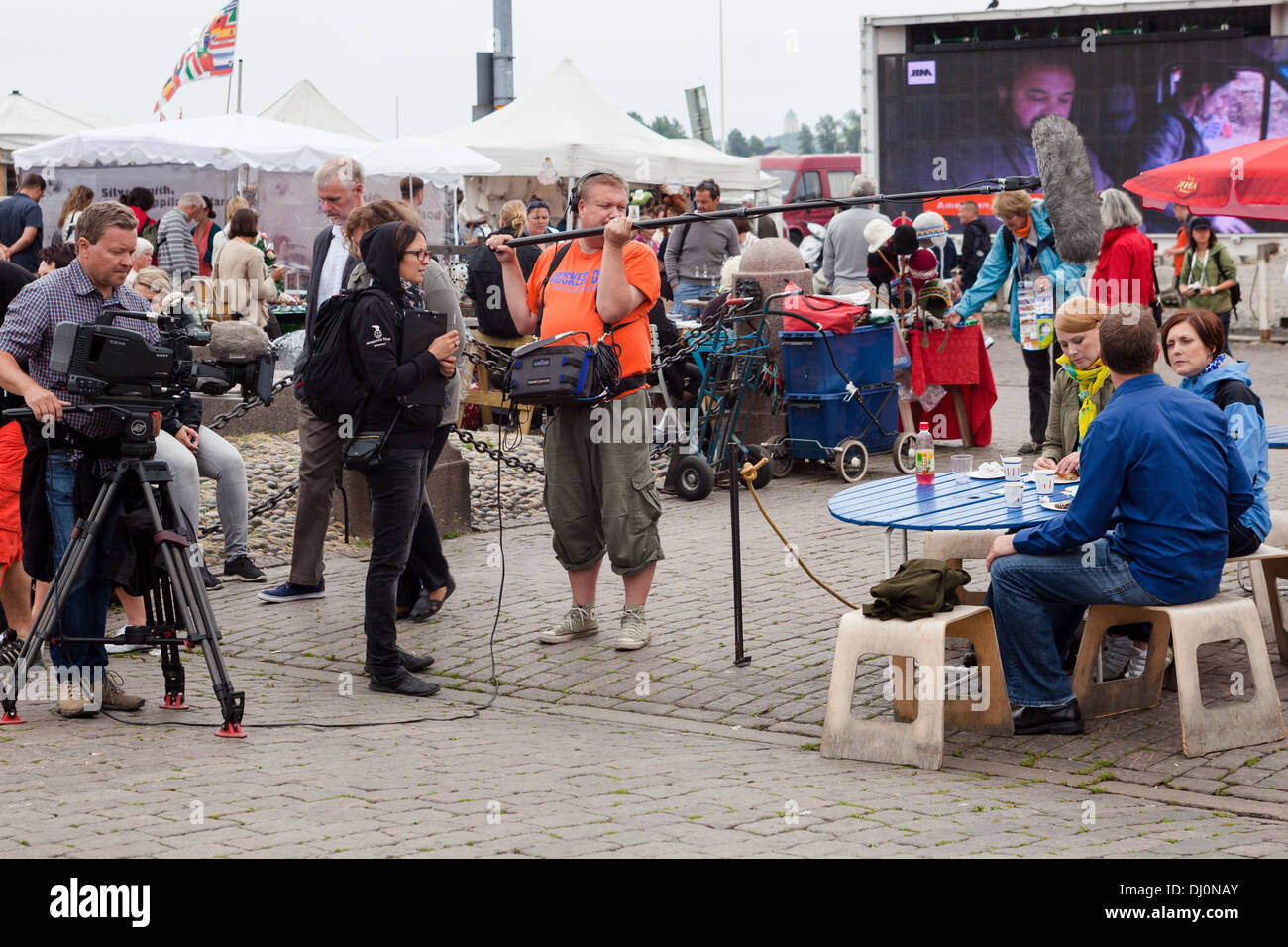 Unità di film e gli attori che operano a Helsinki mercato mattutino della Finlandia Foto Stock