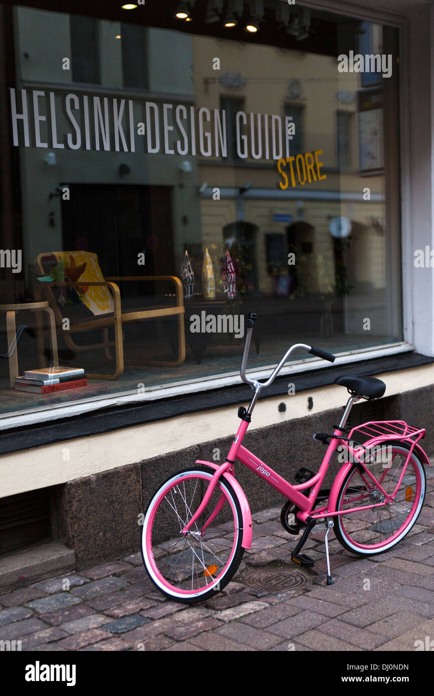 Il design di Helsinki guida con negozio di biciclette parcheggiate al di fuori della Finlandia Foto Stock