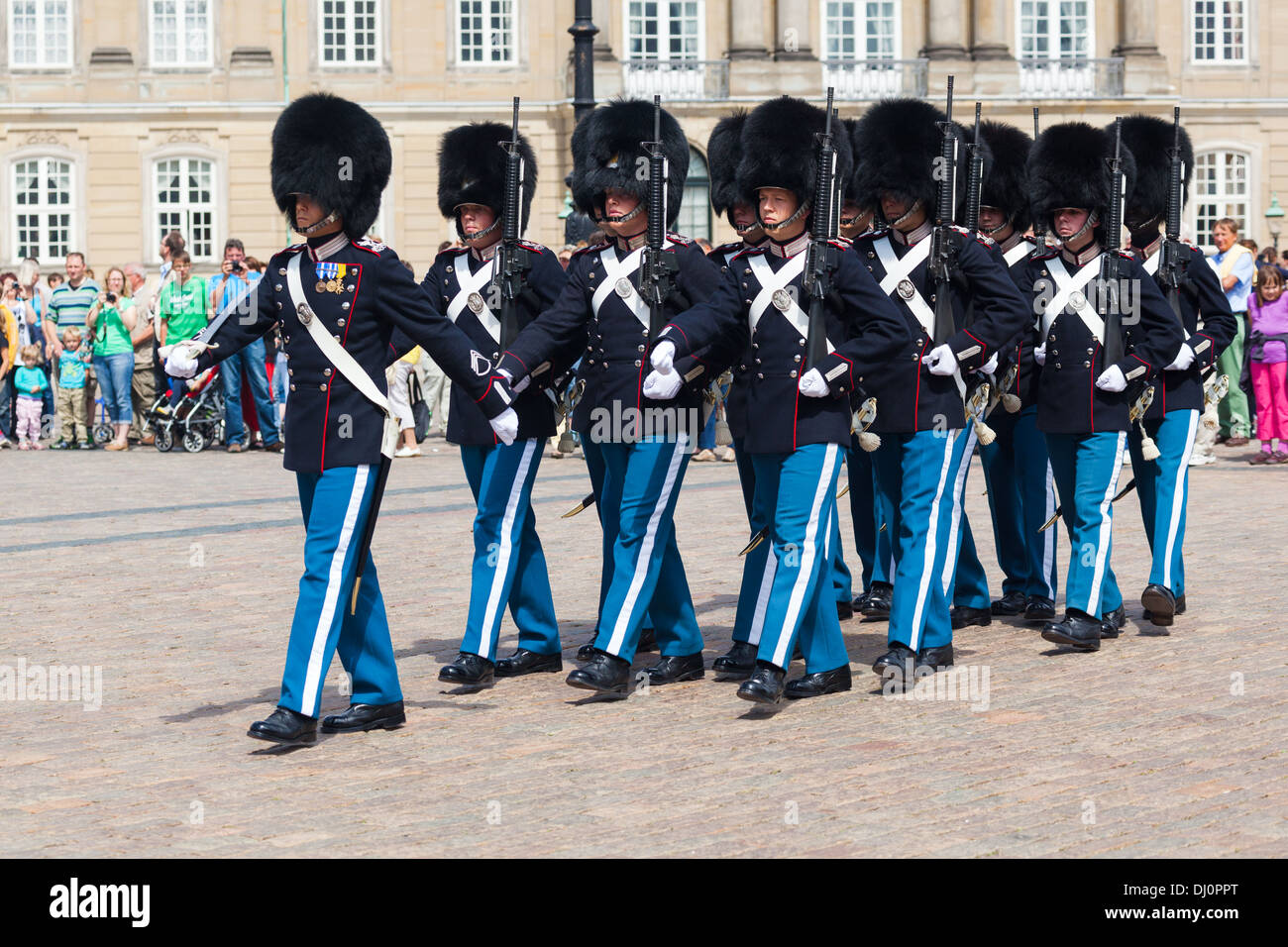 Cerimonia di cambio della guardia al Palazzo Amalienborg di Copenhagen, Danimarca, Baltico stati Foto Stock