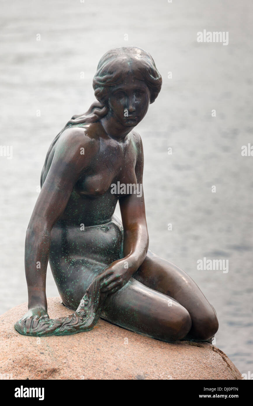 La statua della Sirenetta dallo scultore Edvard Eriksen a Langelinie quay, Copenhagen, Danimarca Foto Stock