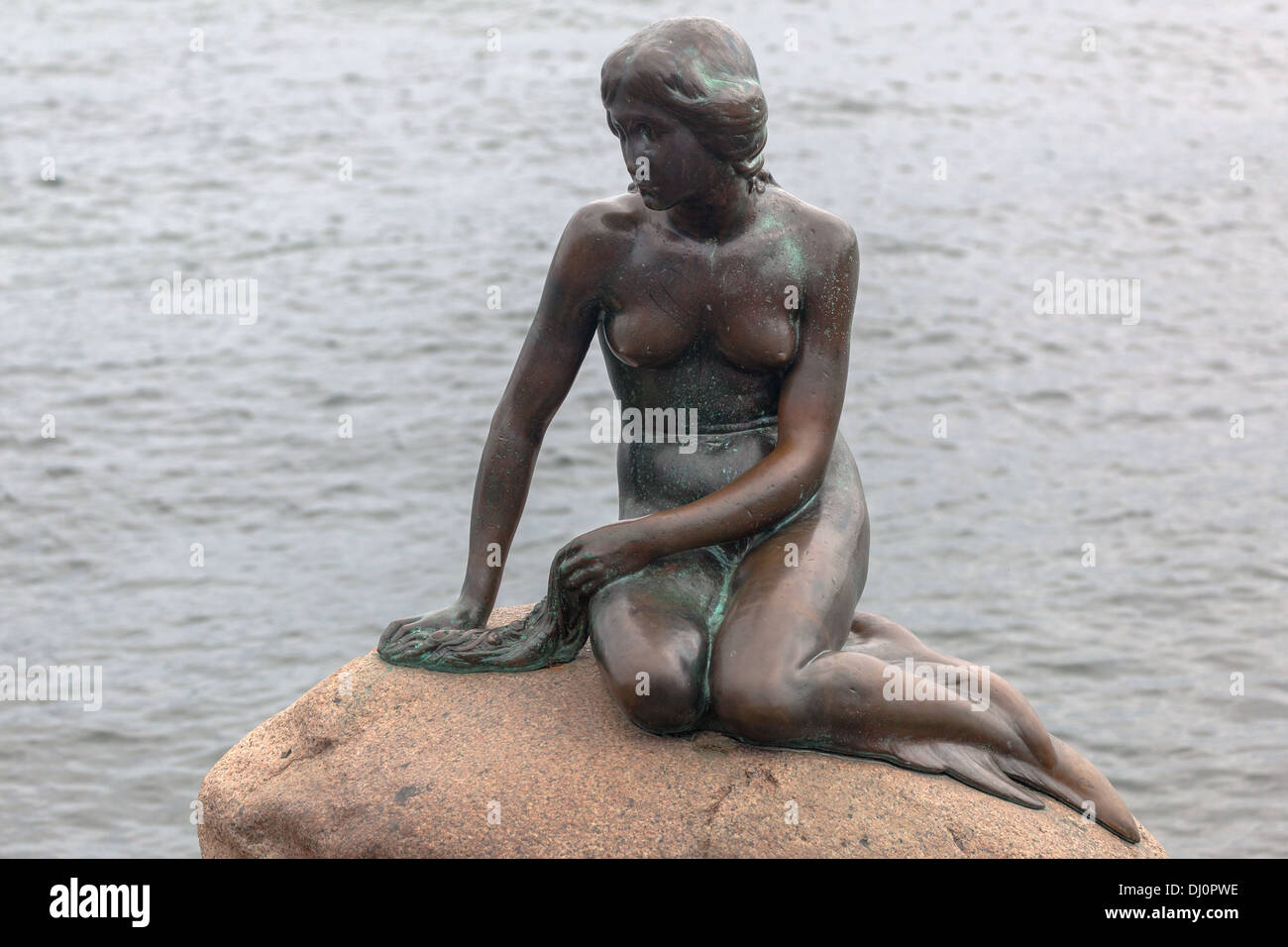 La statua della Sirenetta dallo scultore Edvard Eriksen a Langelinie quay, Copenhagen, Danimarca Foto Stock
