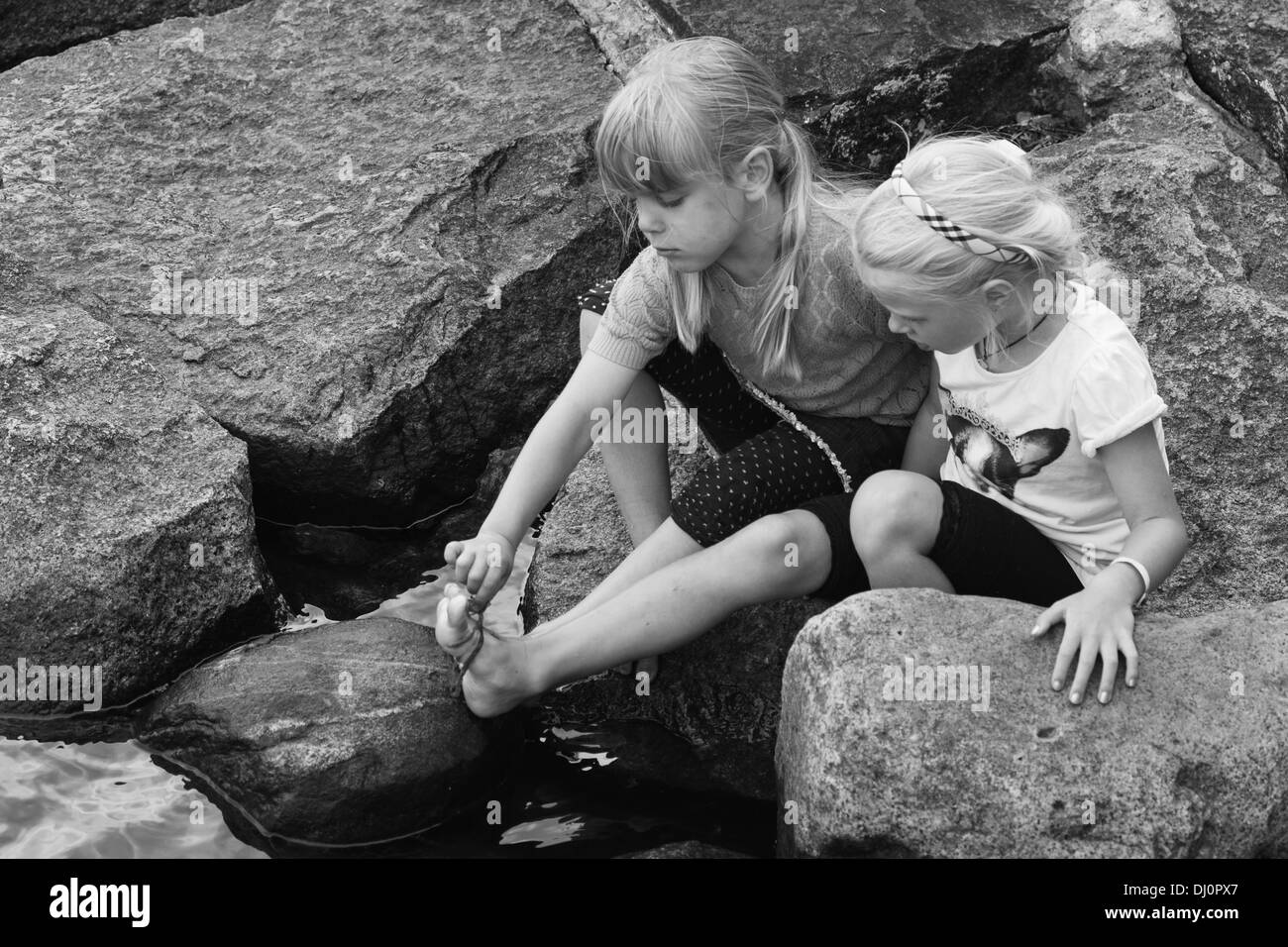 Due ragazze sguazzare nell'acqua Copenhagen DANIMARCA Foto Stock