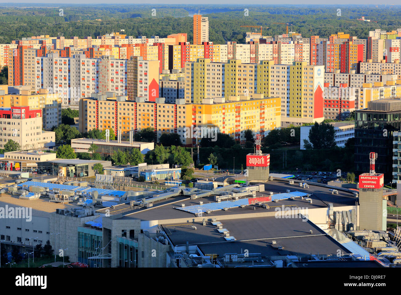 Petrzalka borough, cityscape dal ristorante UFO, SNP bridge, Bratislava, Slovacchia Foto Stock