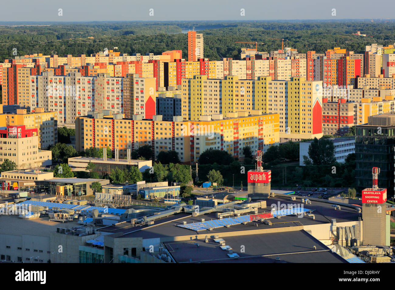 Petrzalka borough, cityscape dal ristorante UFO, SNP bridge, Bratislava, Slovacchia Foto Stock