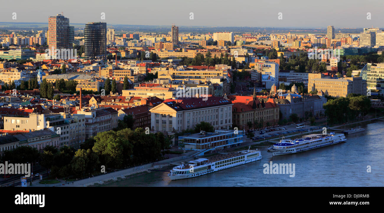 Paesaggio urbano dal ristorante UFO, SNP bridge, Bratislava, Slovacchia Foto Stock