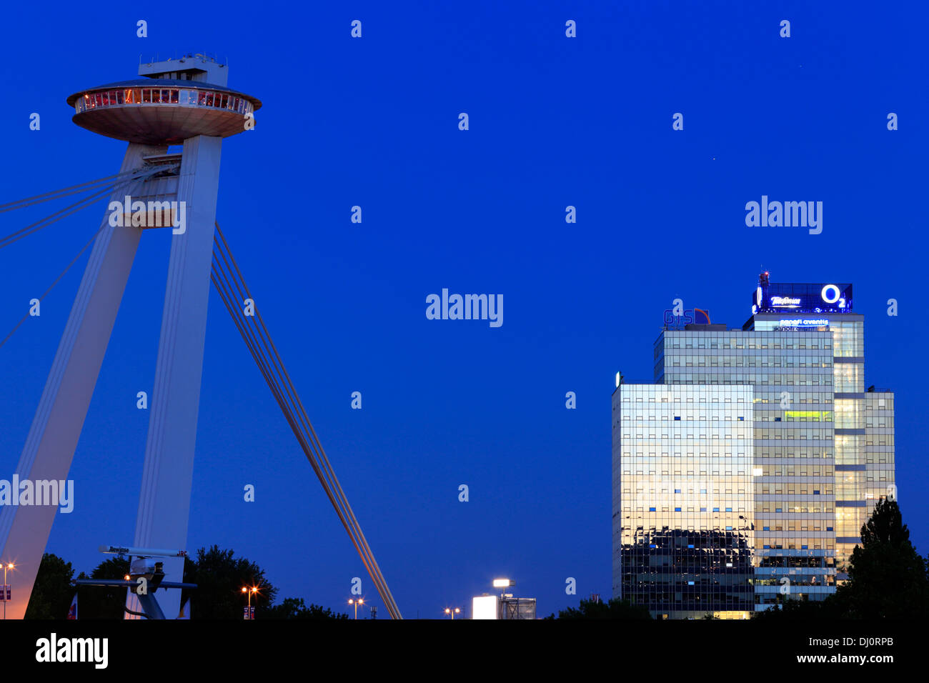 Ponte di SNP e UFO ristorante di notte, Bratislava, Slovacchia Foto Stock