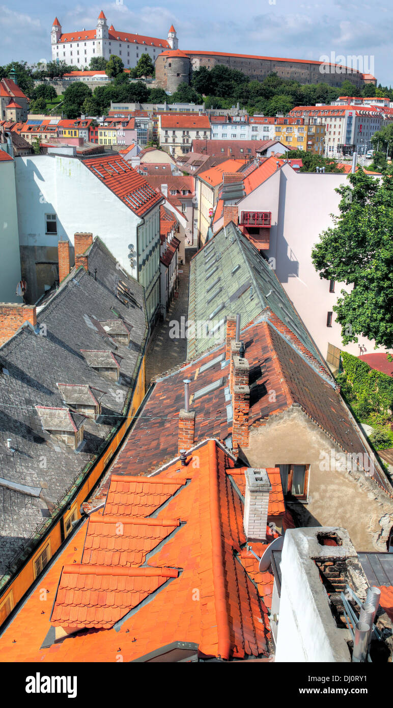 Vista della città vecchia da St.Michael Gate, Bratislava, Slovacchia Foto Stock