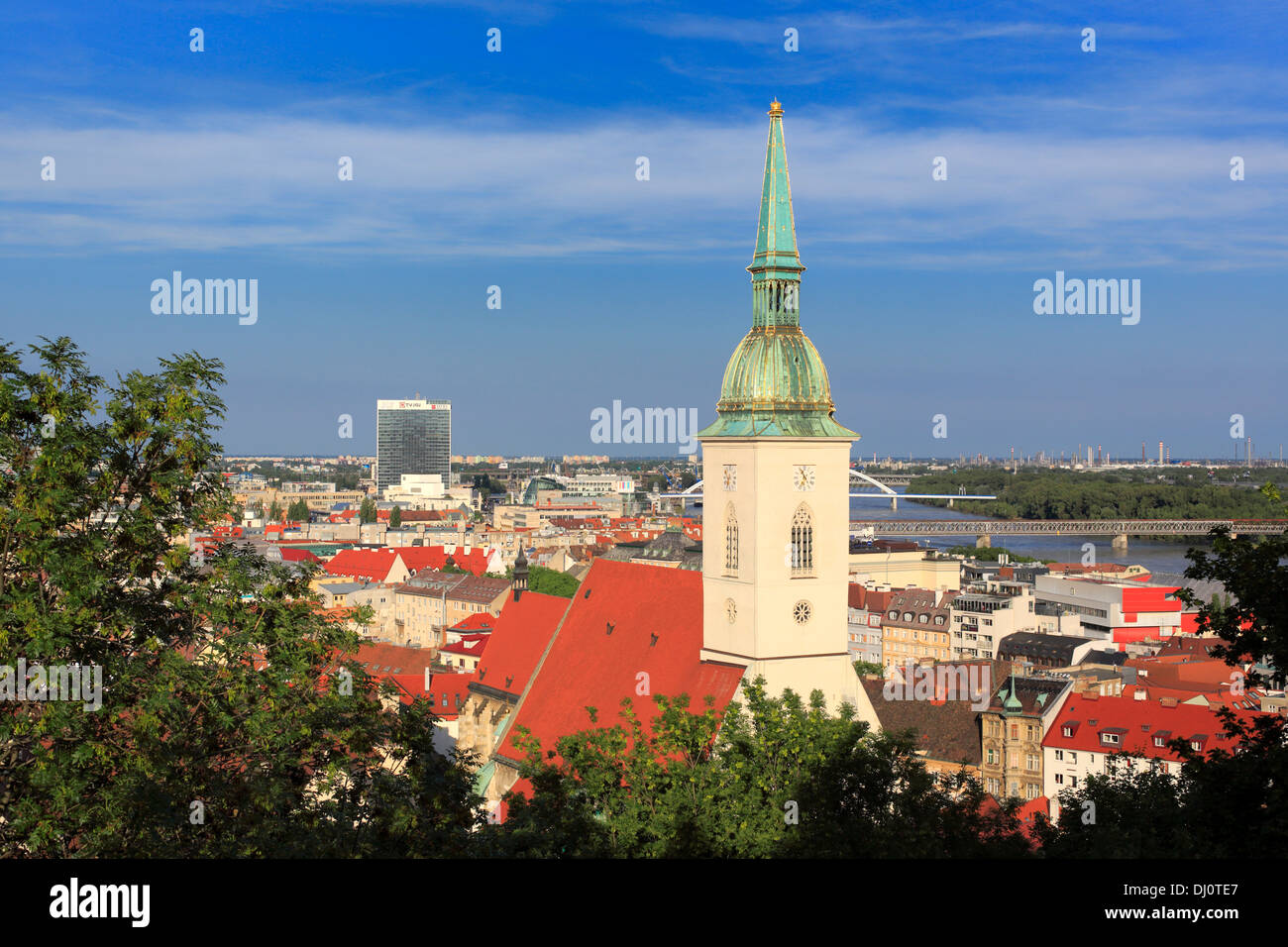 Paesaggio urbano dal castello di Bratislava, Bratislava, Slovacchia Foto Stock