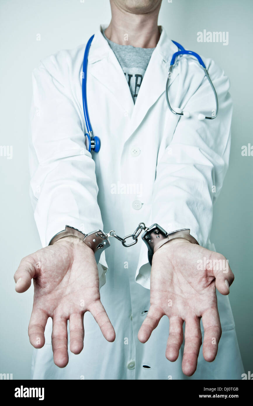 Medico con manette Foto Stock