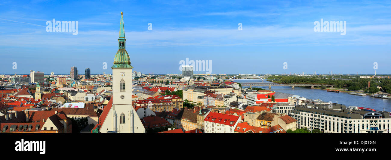 Paesaggio urbano dal castello di Bratislava, Bratislava, Slovacchia Foto Stock