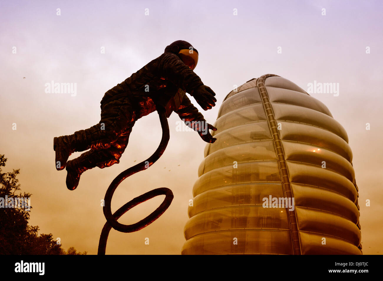 Il Pioneer statua, al di fuori del Regno Unito National Space Centre in Leicester. Questa statua (da Aden Hynes) è stato commissionato per contrassegnare il centro del decimo anniversario nel 2011. Esso ci mostra l'astronauta Ed White (1930-1967) passeggiate nello spazio il 3 giugno 1965 durante la Gemini 4 missione. Bianco più tardi morì in una piazzola di lancio fire durante il corso di formazione per l' Apollo 1 missione. Il centro dell'edificio principale è costituito da cuscini di copolimero etilene tetrafluoroetilene (ETFE), un forte e trasparente e leggera in plastica. Progettato da Nicholas Grimshaw, l'edificio ospita la British Blue Streak e American Thor in grado di razzi. Foto Stock