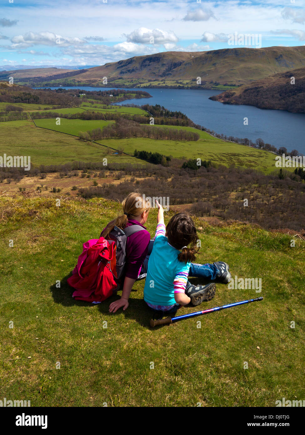 Due ragazze sulla cima di una collina che guarda il Ullswater da Gowbarrow Park nel Parco nazionale del Lake District Cumbria Inghilterra England Regno Unito Foto Stock
