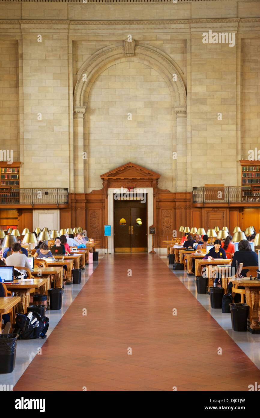 Sala di lettura principale presso l'edificio Schwarzman, ramo principale della Biblioteca Pubblica di New York a Manhattan, New York, NY, STATI UNITI D'AMERICA. Foto Stock