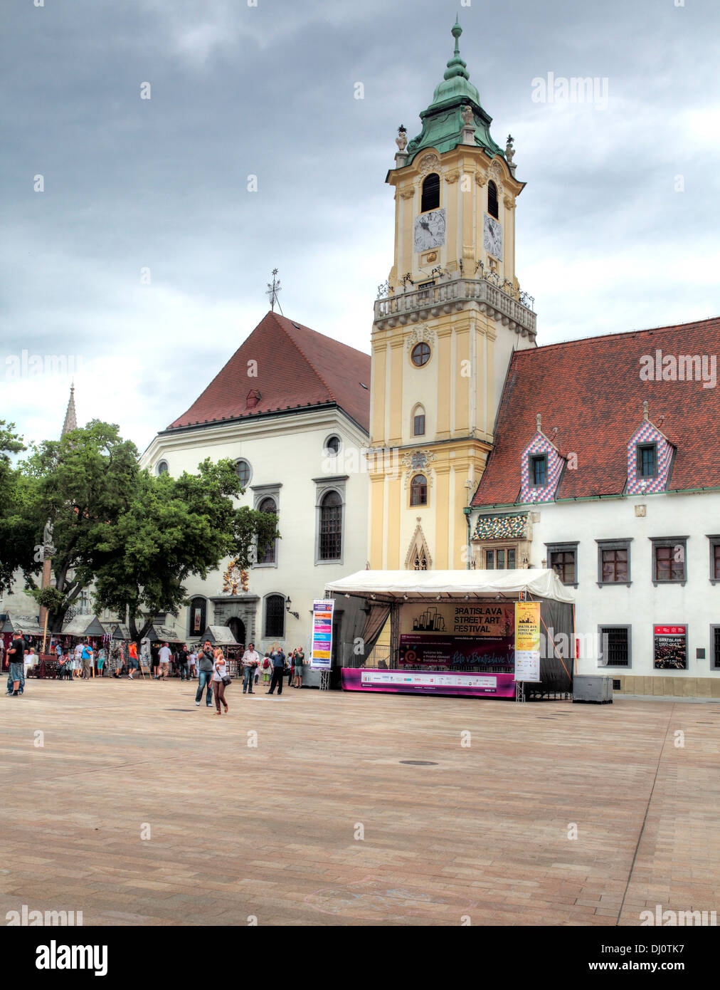 Hlavne namesti, la piazza principale, vecchio municipio di clock tower, Bratislava, Slovacchia Foto Stock
