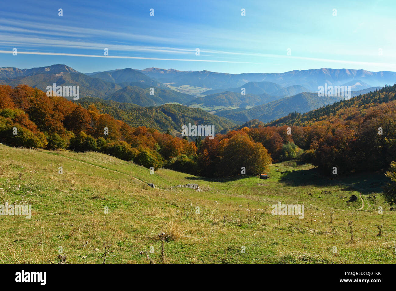 Vista panoramica dal rifugio di montagna Limba oltre Tepla dolina (Velka Fatra) verso Nizke Tatry montagne, Slovacchia. Foto Stock