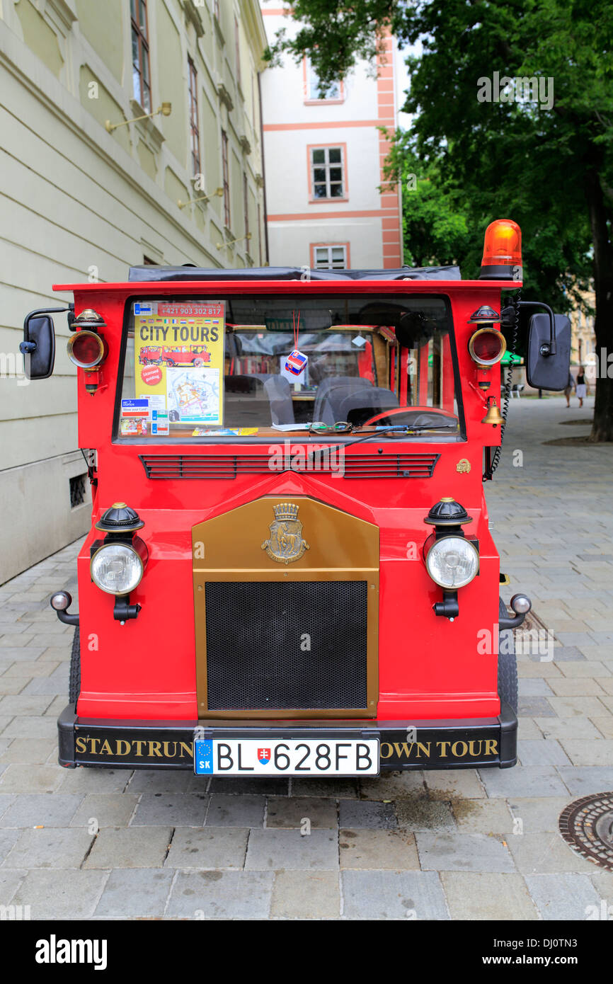 Autobus turistico nella città vecchia, Bratislava, Slovacchia Foto Stock