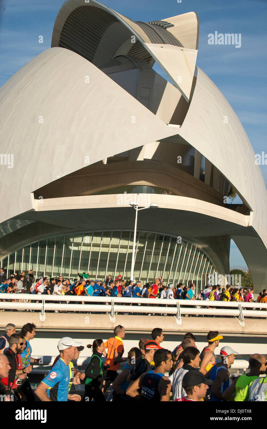 Valencia, Spagna. 17 novembre 2013. Gli atleti in esecuzione di fronte al Palau de les Arts Reina Sofia di Valencia, Opera, Città delle Arti e delle Scienze. © Salva Garrigues/Alamy Live News Foto Stock