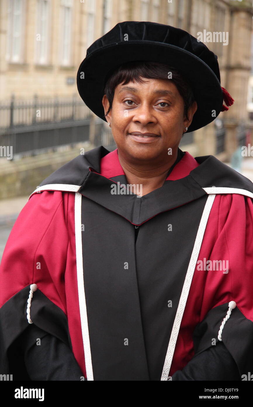 La baronessa Lawrence di Clarendon riceve la laurea honoris causa dalla Sheffield Hallam University, Sheffield South Yorkshire, Regno Unito. Foto Stock