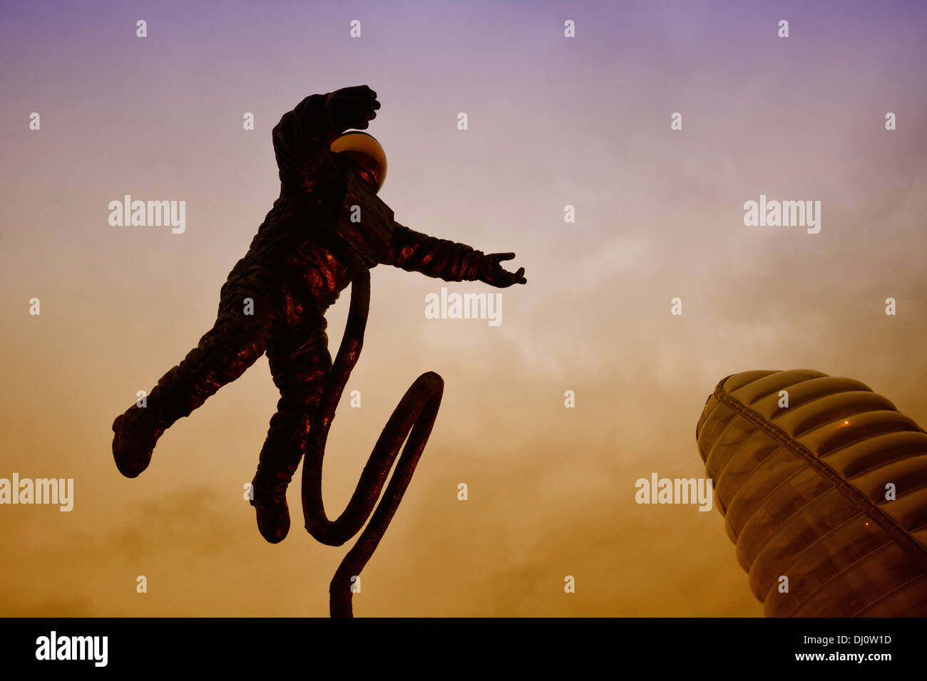 Il Pioneer statua, al di fuori del Regno Unito National Space Centre in Leicester. Questa statua (da Aden Hynes) è stato commissionato per contrassegnare il centro del decimo anniversario nel 2011. Esso ci mostra l'astronauta Ed White (1930-1967) passeggiate nello spazio il 3 giugno 1965 durante la Gemini 4 missione. Bianco più tardi morì in una piazzola di lancio fire durante il corso di formazione per l' Apollo 1 missione. Il centro dell'edificio principale è costituito da cuscini di copolimero etilene tetrafluoroetilene (ETFE), un forte e trasparente e leggera in plastica. Progettato da Nicholas Grimshaw, l'edificio ospita la British Blue Streak e American Thor in grado di razzi. Foto Stock