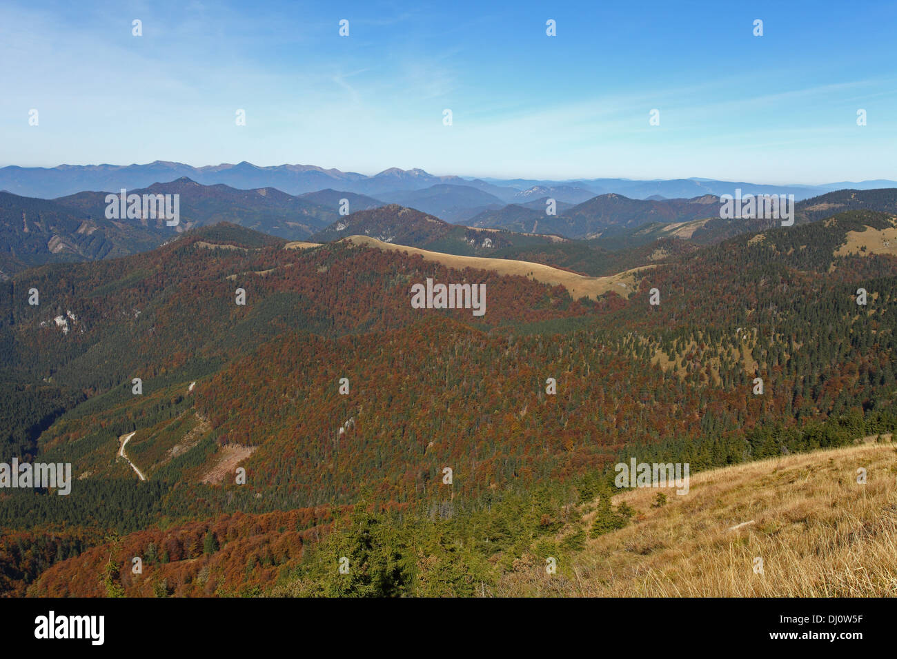 Vista dal vertice di Rakytov (Velka Fatra) verso la Mala Fatra montagne, Slovacchia. Foto Stock