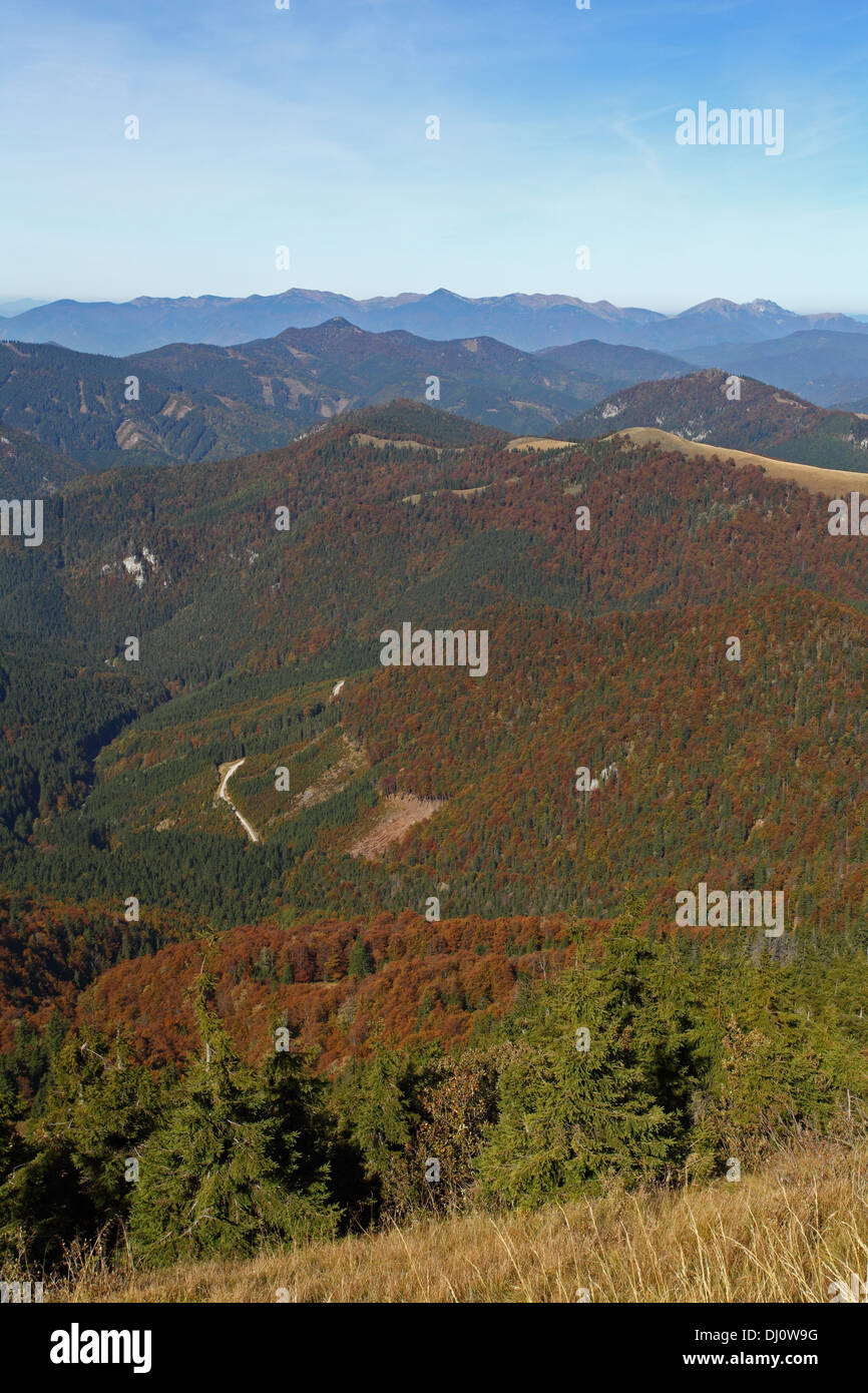 Vista dal vertice di Rakytov (Velka Fatra) verso la Mala Fatra montagne, Slovacchia. Foto Stock