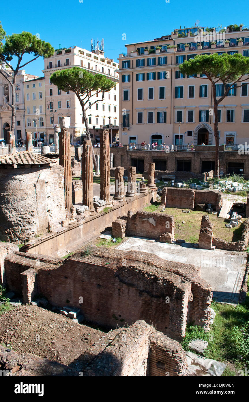Resti di epoca romana repubblicana templi e Pompeo's Theatre, Largo di Torre Argentina, Campo Marzio, Roma, Italia Foto Stock