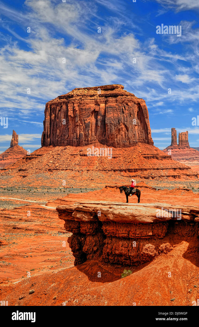 Indiano Navajo a John Ford Point nella Monument Valley, Utah, Stati Uniti d'America Foto Stock