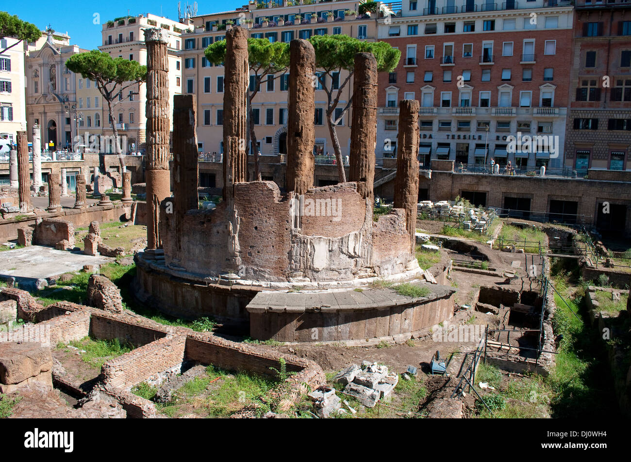 Resti di epoca romana repubblicana templi e Pompeo's Theatre, Largo di Torre Argentina, Campo Marzio, Roma, Italia Foto Stock