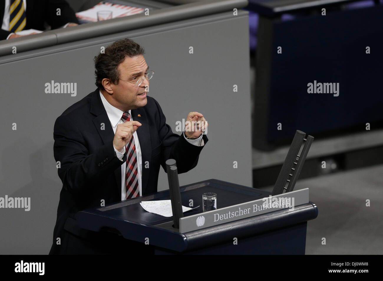 Berlino, Germania. Il 18 novembre 2013. Il dibattito parlamentare per l' audizione attività della NSA e gli effetti sulla Germania e le relazioni transatlantiche al parlamento tedesco. / Immagine: Hans-Peter Friedrich (CSU), il ministro tedesco degli interni. Credito: Reynaldo Chaib Paganelli/Alamy Live News Foto Stock