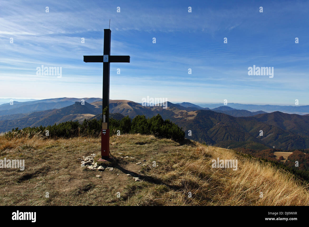 Croce di legno sul vertice di Rakytov, NP Velka Fatra, Slovacchia. Foto Stock