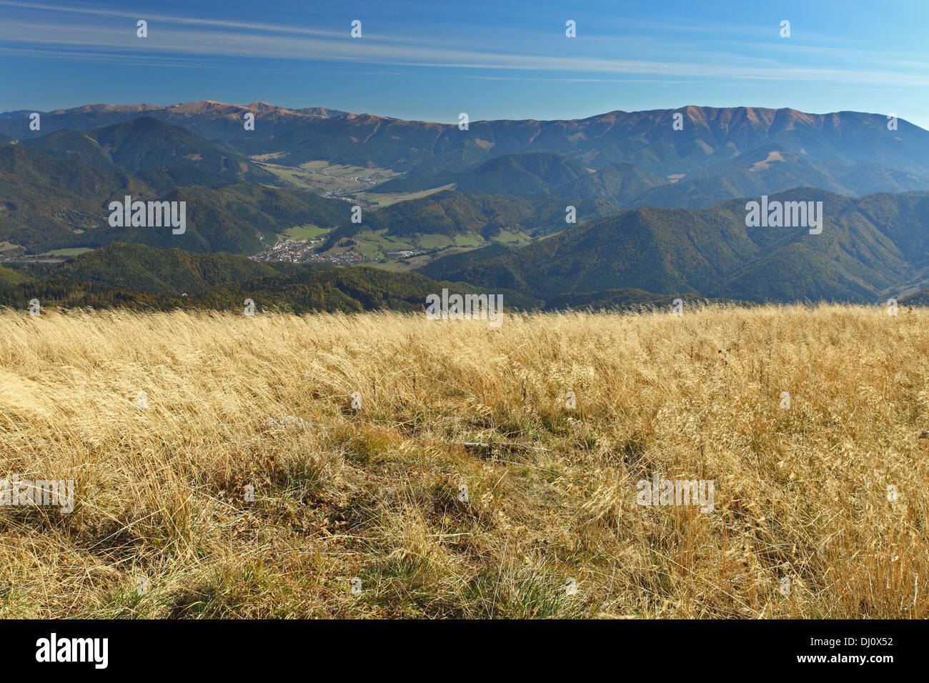 Vista panoramica dalla cima del Rakytov (Velka Fatra) verso Nizke Tatry montagne, Slovacchia. Foto Stock