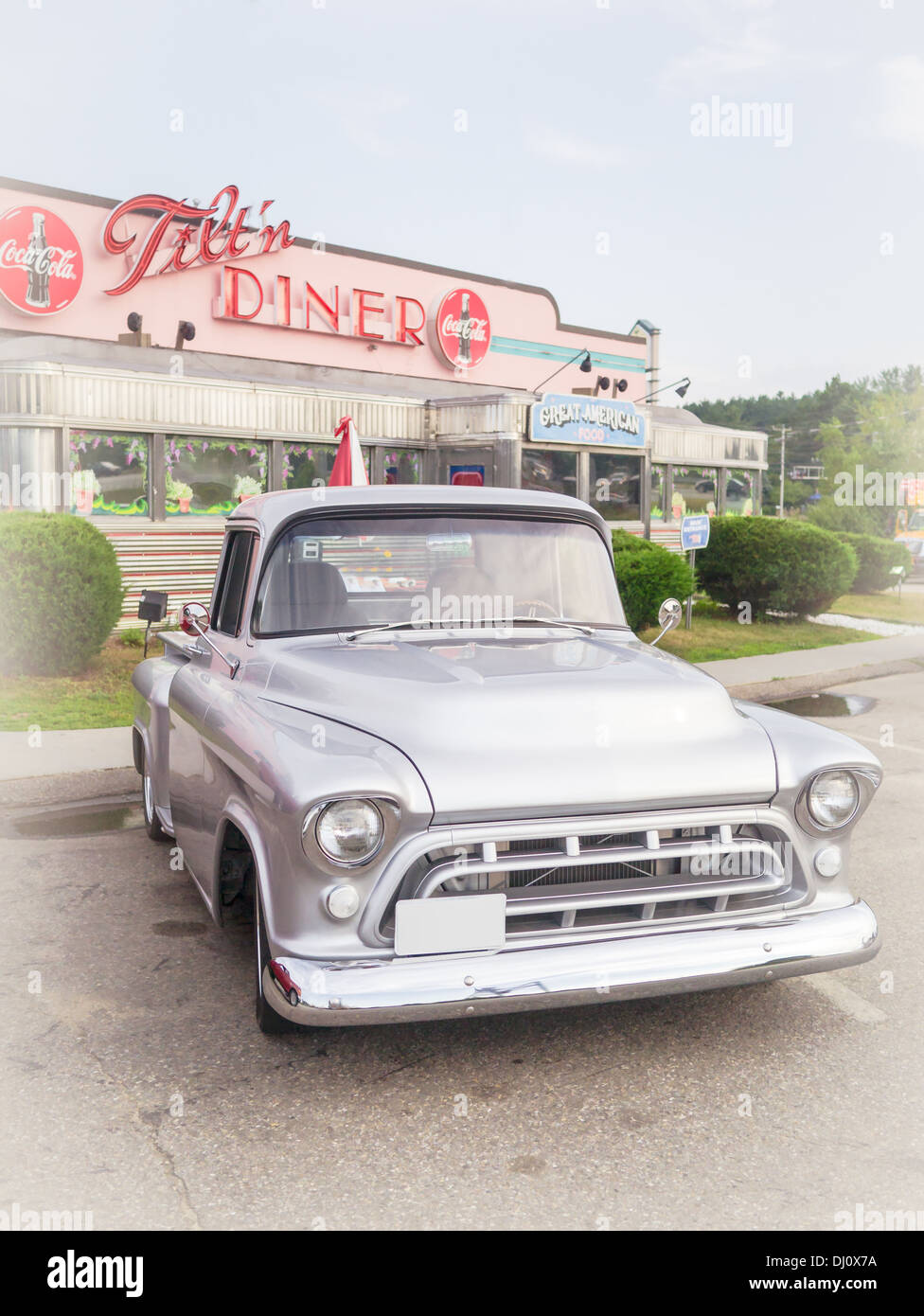 Un argento vintage pickup truck di fronte a un classico Americana diner. Foto Stock