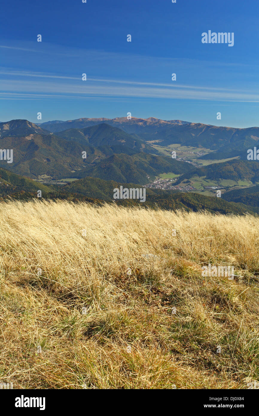 Vista panoramica dalla cima del Rakytov (Velka Fatra) verso Nizke Tatry montagne, Slovacchia. Foto Stock