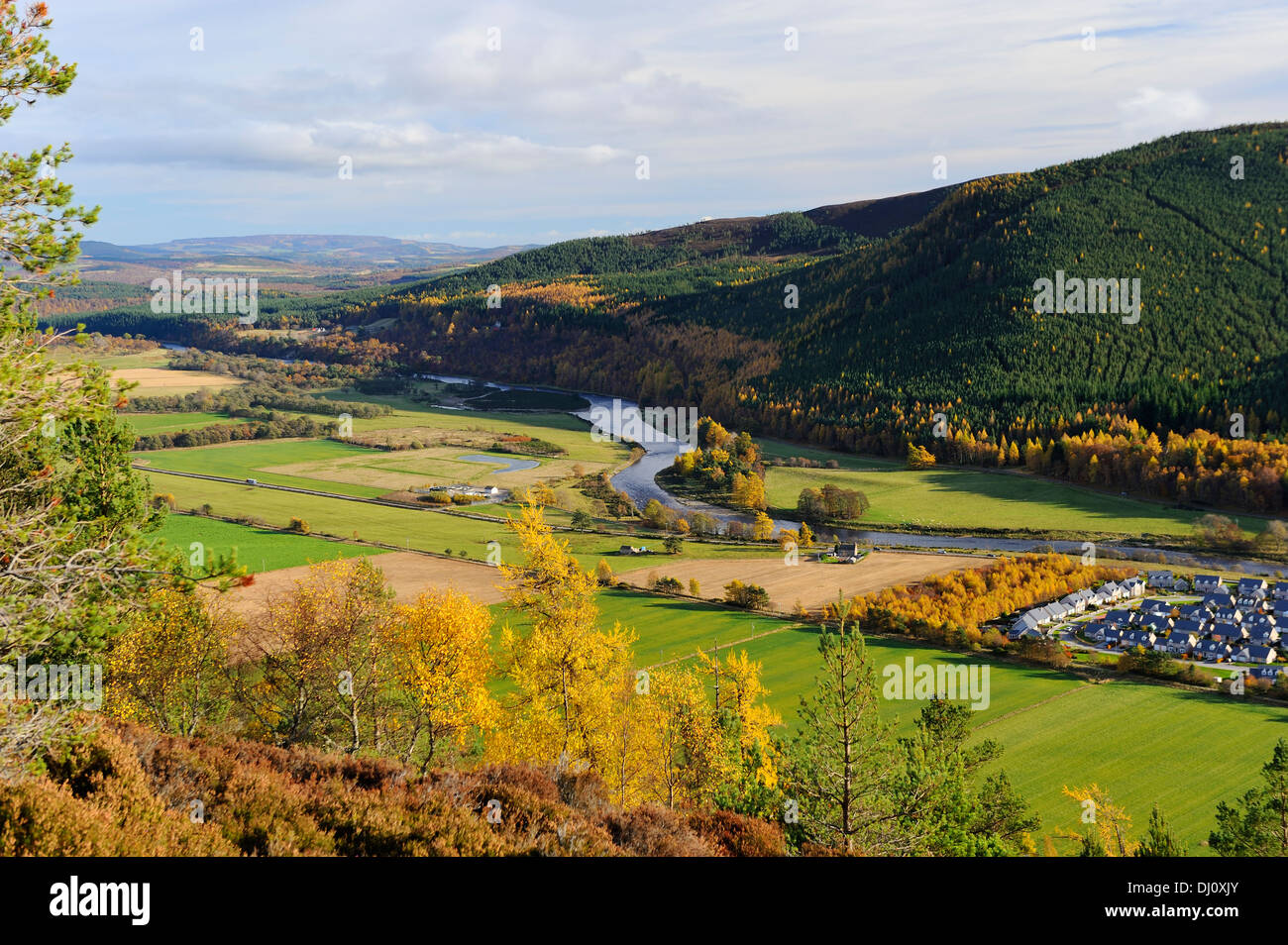 Fiume Dee valle dal punto di vista sulla cima della collina Craigendarroch vicino a Ballater, Aberdeenshire, Scozia Foto Stock
