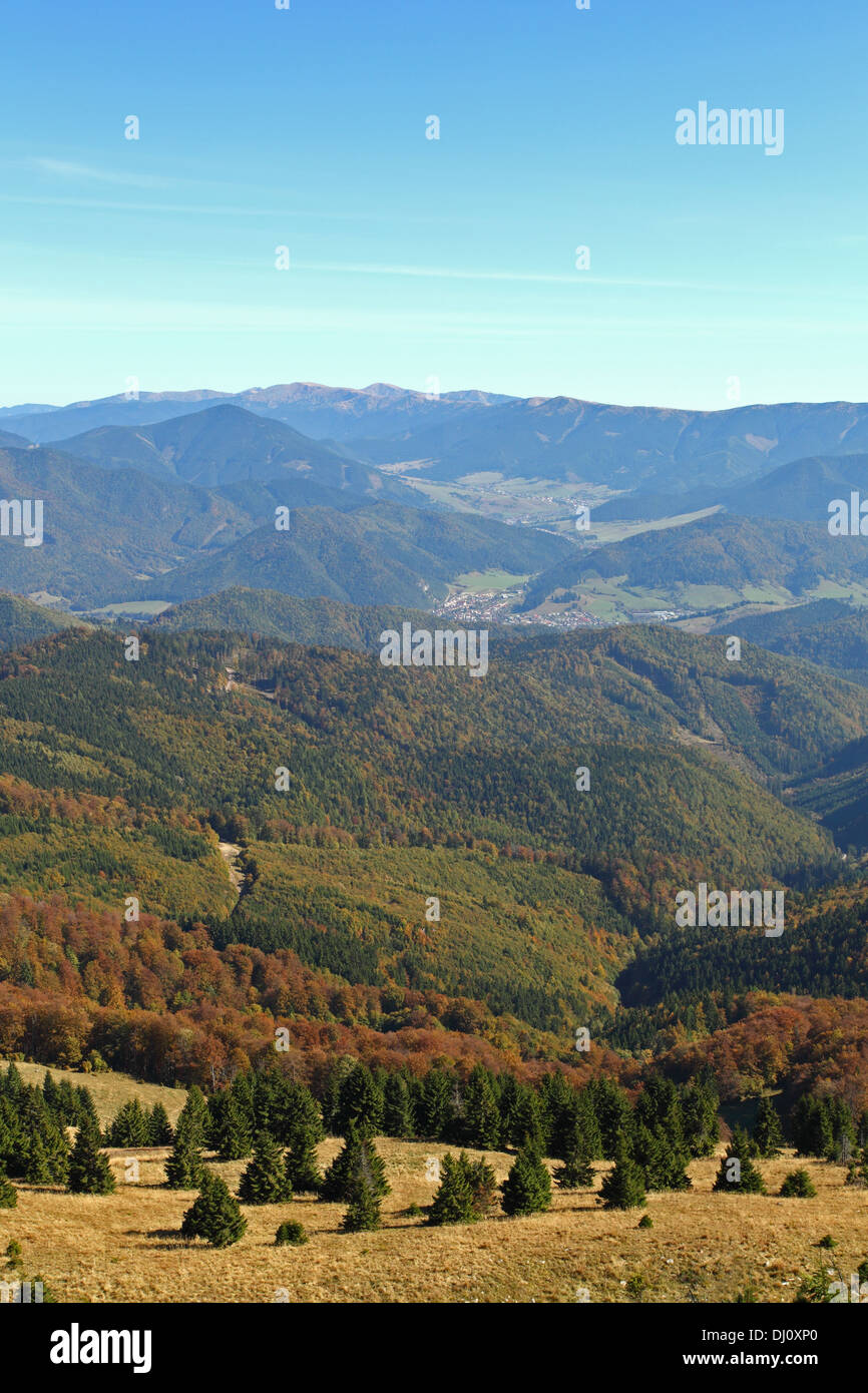 Vista panoramica dalla cima del Rakytov (Velka Fatra) verso Nizke Tatry montagne, Slovacchia. Foto Stock