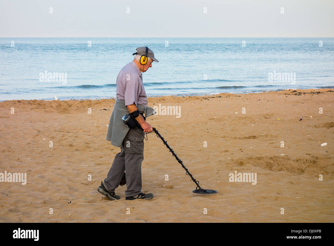 Il cacciatore di tesori alla ricerca del rivelatore alla spiaggia di Joss Bay Kent England Foto Stock