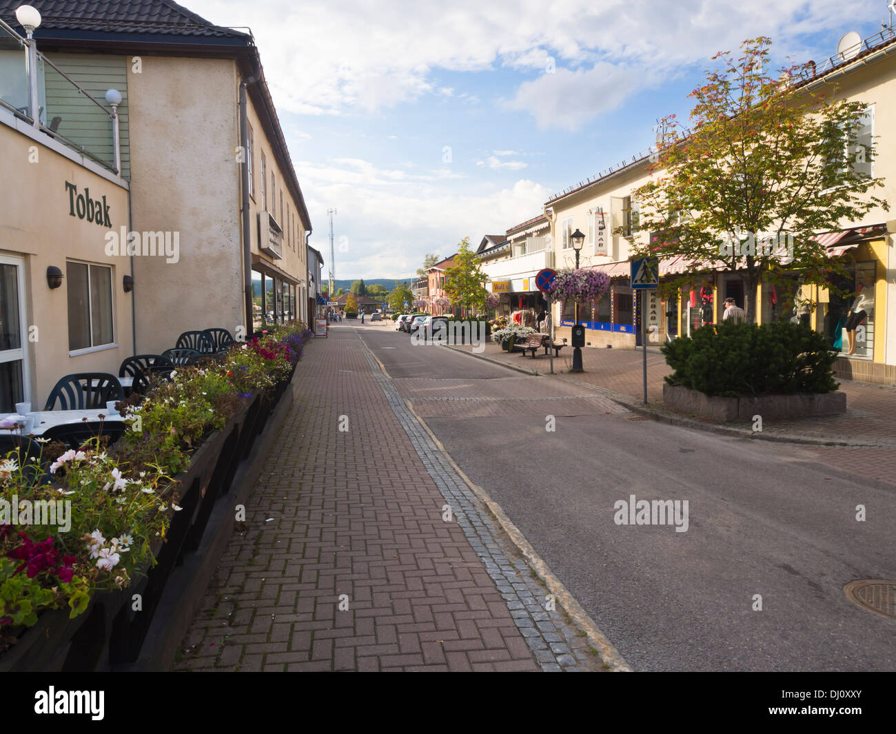 Storgatan in Charlottenberg Svezia in una giornata tranquilla, al confine con la Norvegia ha molti turisti per lo shopping e soggiorni Foto Stock